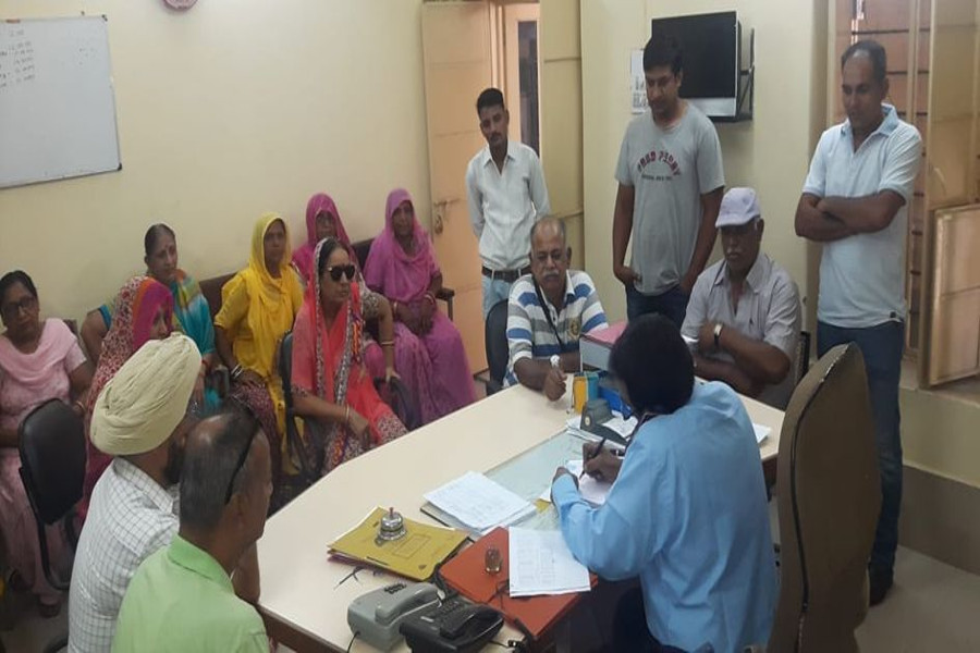 भीषण गर्मी में पेयजल के लिए तरस रहे लोग, विभाग आश्वासन देकर झाड़ रहा है पल्ला