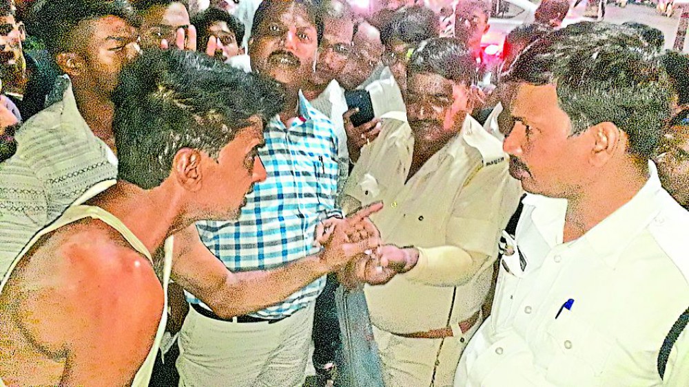 man attack on traffic police at sevashram chauraha udaipur