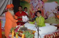 मनुष्य अपने कर्मों से बनता है महान, करें अच्छे कार्य