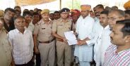 महेश नगर प्रकरण को लेकर धरना, आश्वासन के बाद  स्थगित