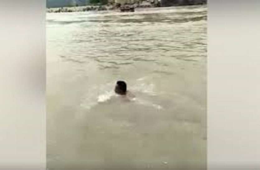 worker drown in ganga while bath