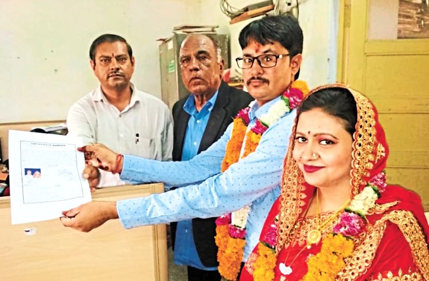 story of doctor groom married in court without dowry and barati