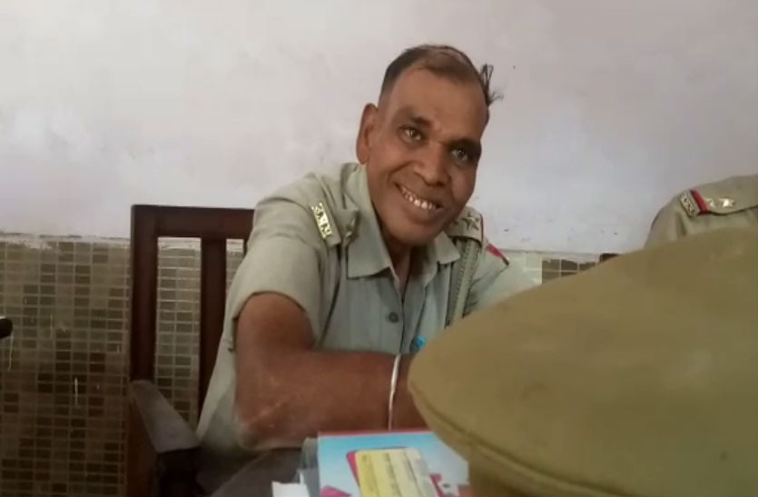 जनता की शिकायतें भले न सुनें, लेकिन शायरियां जरूर सुनाते हैं ये दरोगा, देखें वीडियो