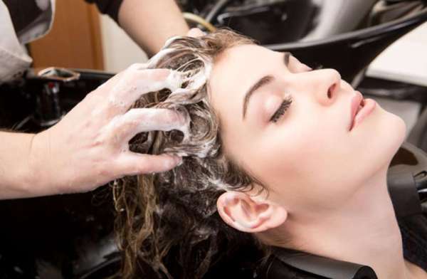 घर पर ही करें अपने बालों की देखभाल