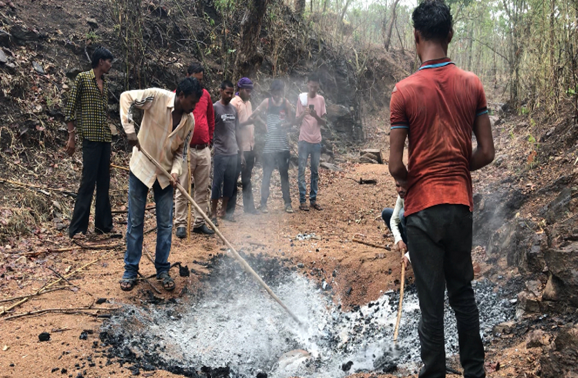 ग्रामीण की हत्या कर जंगल में जलाया शव