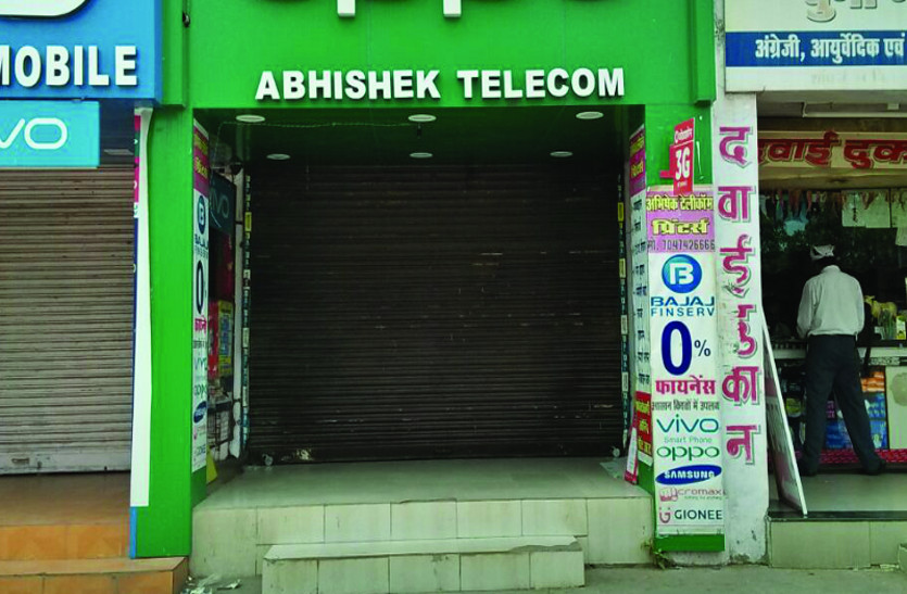 चंद कदम पर है रामपुर चौकी, इसके बावजूद भी कोसाबाड़ी स्थित मोबाइल दुकान से ढाई लाख का सामान पार