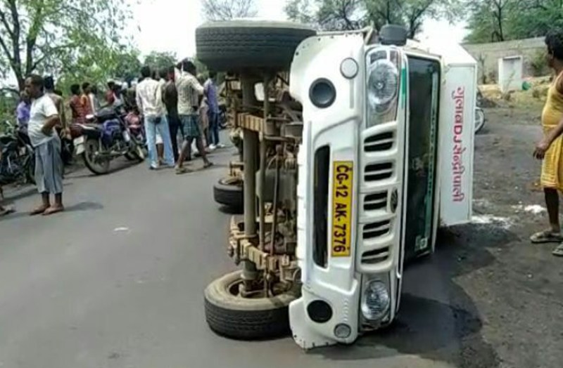 Breaking News : डूमरपाली खरसिया में पिकप पलटने से 20 लोग घायल, छट्ठी कार्यक्रम में शामिल होने जा रहे थे लोग