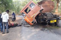 कपोट नाला के पास टैंकर को ट्रेलर ने मारी टक्कर, केबिन में फंसा रहा चालक, अस्पताल में मौत