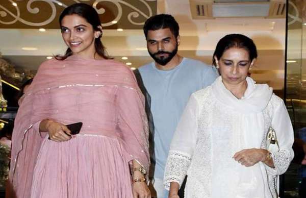 deepika padukone with her mom ujwala