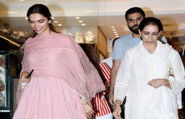 deepika padukone with her mom ujwala