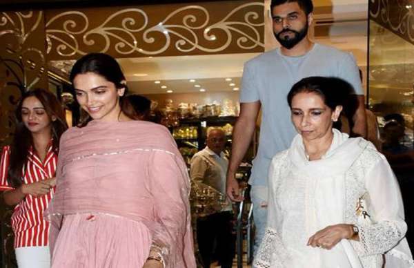 deepika padukone with her mom ujwala