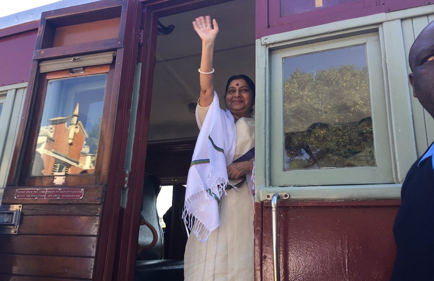 विदेश मंत्री सुषमा स्वराज ने यहां फीनिक्स बस्ती का दौरा किया 