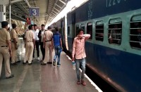 आरपीएफ व जीआरपी की संयुक्त कार्रवाई में कलिंग उत्कल एक्सप्रेस से प्लास्टिक के झोले में मिला ये अवैध सामान, पढि़ए खबर...