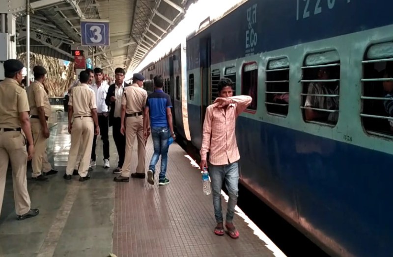 आरपीएफ व जीआरपी की संयुक्त कार्रवाई में कलिंग उत्कल एक्सप्रेस से प्लास्टिक के झोले में मिला ये अवैध सामान, पढि़ए खबर...