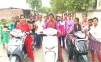 नागेपुर में लड़कियां सीख रहीं स्कूटी चलाना