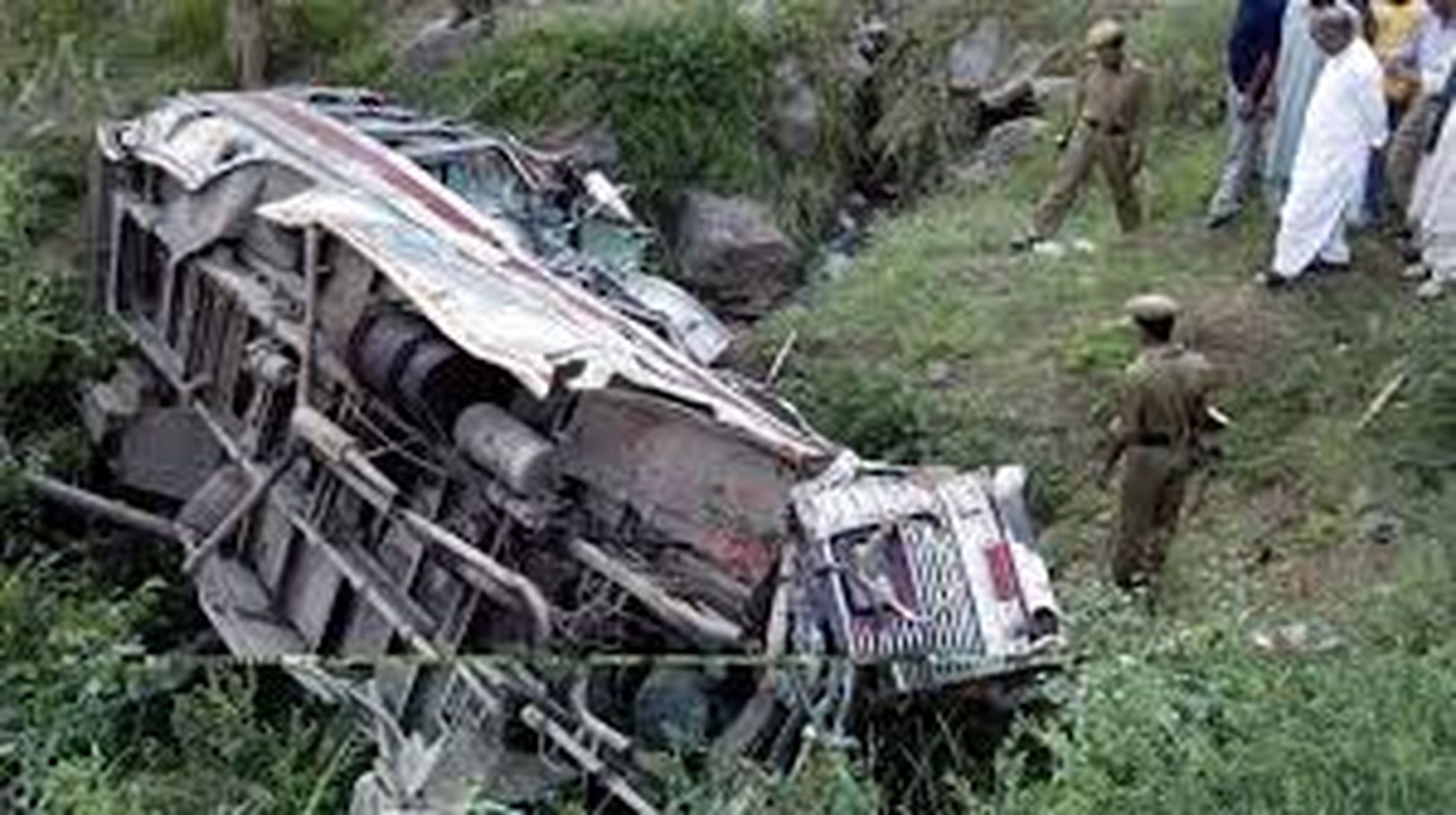 बेकाबू जीप पुलिया से गिरी, 3 की मौत, 2 जने घायल