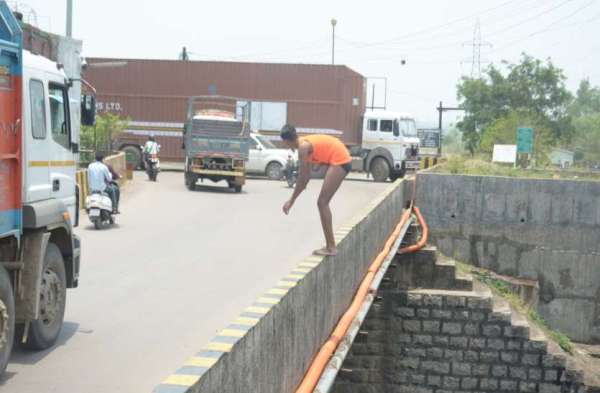 Photo Gallery : गर्मी से राहत पाने युवा पुल पर से लगा रहे छलांग, हो सकती है दुर्घटना