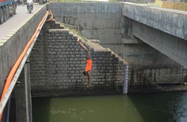 Photo Gallery : गर्मी से राहत पाने युवा पुल पर से लगा रहे छलांग, हो सकती है दुर्घटना