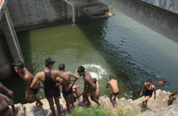 Photo Gallery : गर्मी से राहत पाने युवा पुल पर से लगा रहे छलांग, हो सकती है दुर्घटना