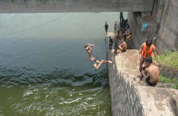 Photo Gallery : गर्मी से राहत पाने युवा पुल पर से लगा रहे छलांग, हो सकती है दुर्घटना