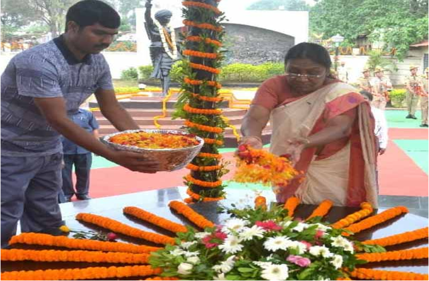 Governor Draupadi Murmu paid  tribute