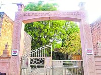 स्थायी होने की उम्मीद में सफेद हो गए बाल