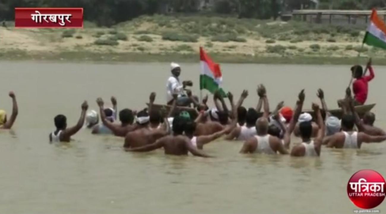 Video हाथों में तिरंगा लेकर क्यों नदी में उतरे स्कूल प्रबंधक, जानिए मुख्यमंत्री के शहर की यह अनोखी दास्तां