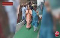 पंचक्रोश के लिए पहली बार काशी की गलियों में पैदल घूमें सीएम योगी, बिछाया गया ग्रीन कार्पेट