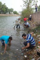 अमृत जलम् अभियान के तहत माली समाज भवन के पीछे चल रहा श्रमदान