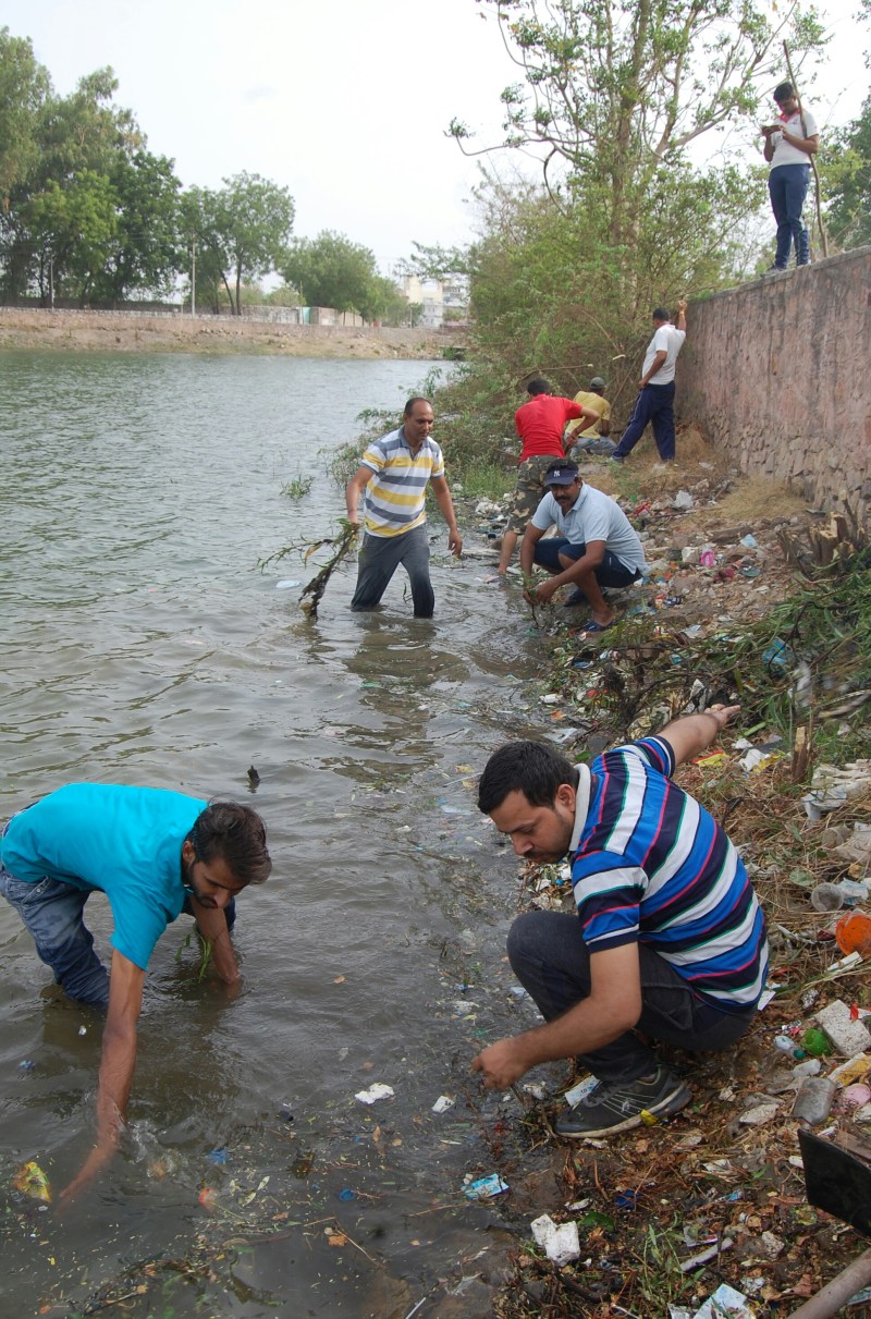 अमृत जलम् अभियान के तहत माली समाज भवन के पीछे चल रहा श्रमदान