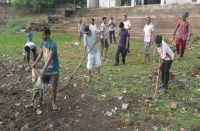 अमृतम् जलम् : मुड़ादाई तालाब में पसरी गंदगी को किया गया साफ, पार्षद, समाजसेवी संस्था के सदस्य व आम लोगों ने किया श्रमदान