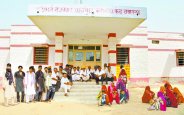 कार्मिकों की लेट-लतीफी से परेशान ग्रामीणों ने अस्पताल पर जड़ा ताला, जताया विरोध
