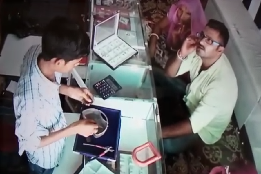 कार में सवार होकर आई गैंग ने कर डाला ये कांड