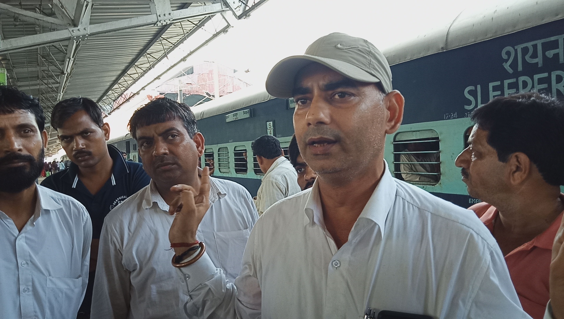 जीआरपी सिपाहियों ने कालिंदी में मचाया उत्पात, यात्रियों से की वसूली, हेड टीटी को पीटा