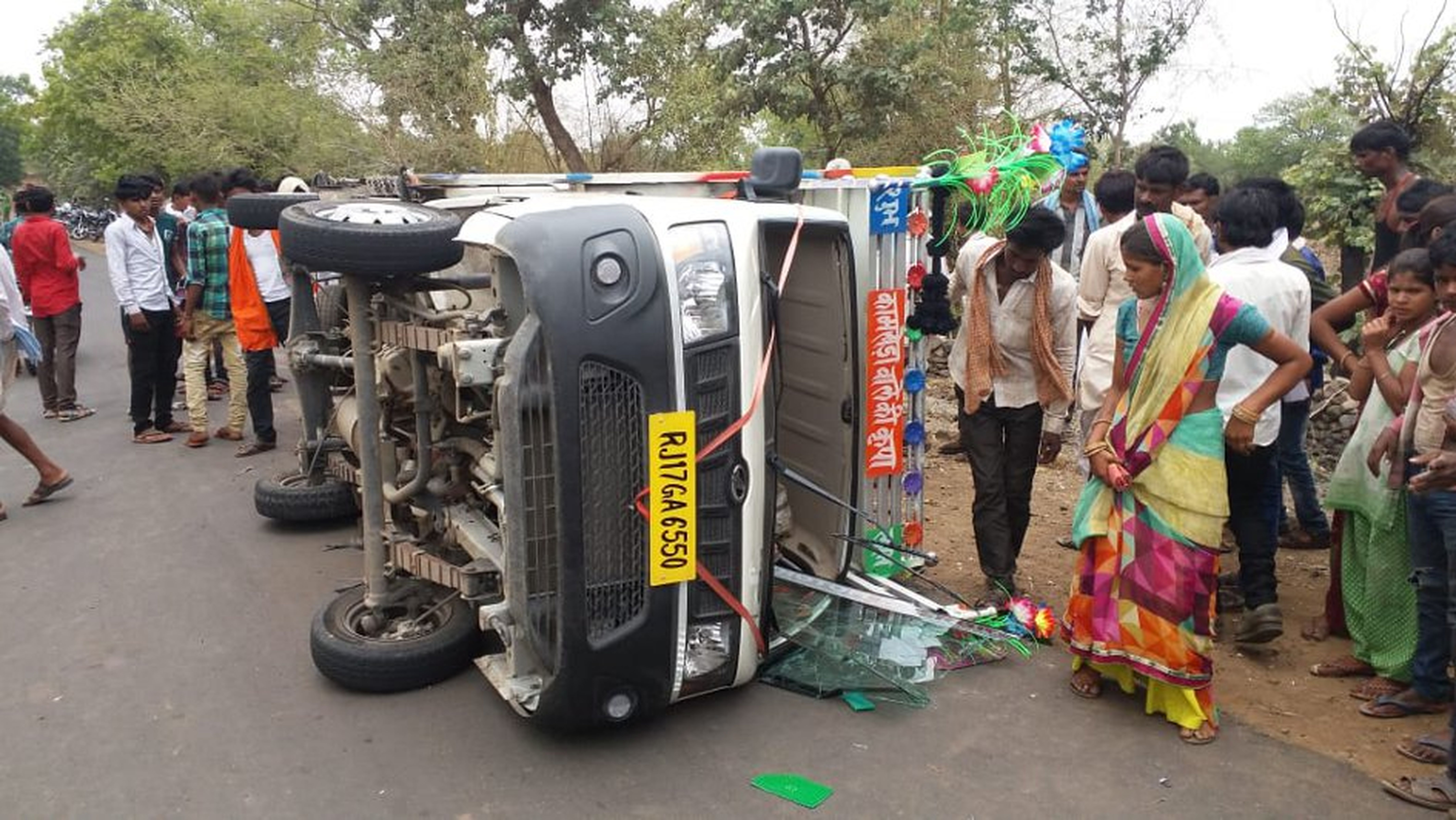 हाट में खरीदारी करने आ रहे ग्रामीणों से भरा ऑटो पलटा, एक की मौत, 10 घायल