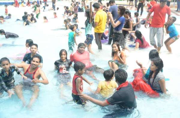 Photo Gallery : गर्मी से राहत पाने वेवपूल में उमड़ी भीड़, ये नजारा देखकर आपको भी मिलेगी उमस भरी गर्मी से राहत