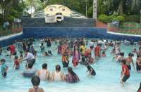 गर्मी से राहत पाने वेवपूल में उमड़ी भीड़, ये नजारा देखकर आपको भी मिलेगी उमस भरी गर्मी से राहत