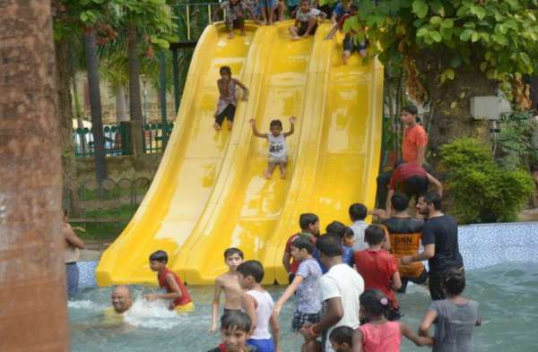 Photo Gallery : गर्मी से राहत पाने वेवपूल में उमड़ी भीड़, ये नजारा देखकर आपको भी मिलेगी उमस भरी गर्मी से राहत