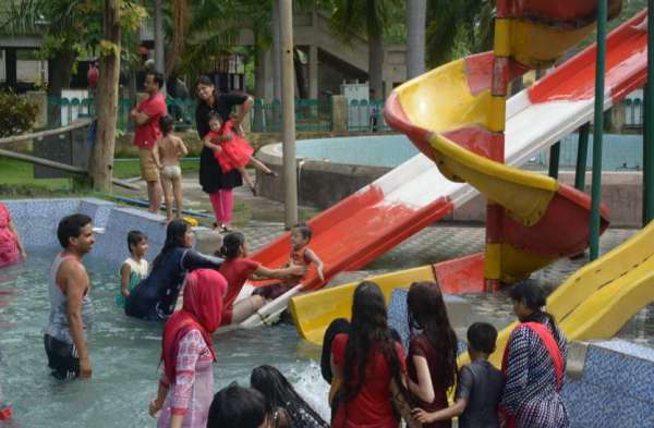 Photo Gallery : गर्मी से राहत पाने वेवपूल में उमड़ी भीड़, ये नजारा देखकर आपको भी मिलेगी उमस भरी गर्मी से राहत