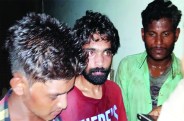 8 बजे तीन आरोपी डकैती करने की नीयत से घुस गए