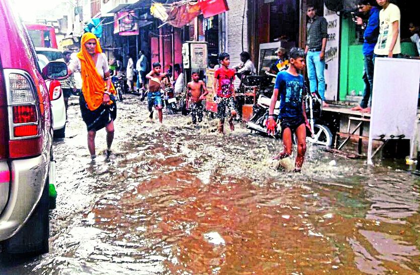 र शहर के मुख्य बाजार में भरा पानी।