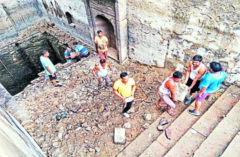 श्रमदान करतें हुए मानव मित्र ।