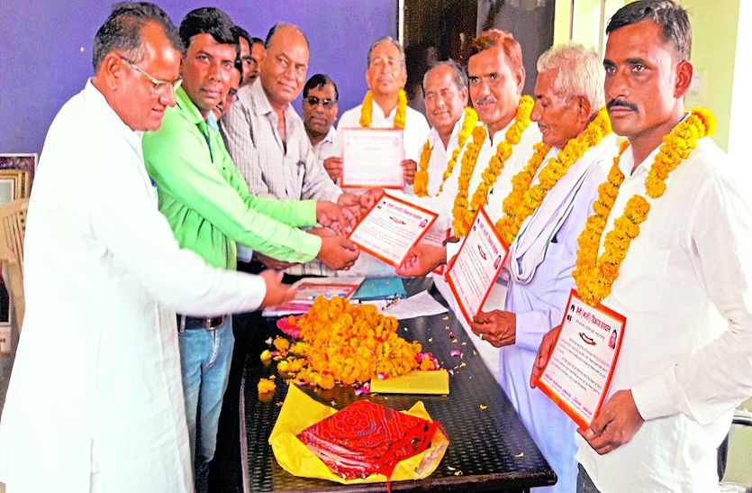 प्रमाण पत्र देते मुख्य निर्वाचन अधिकारी।