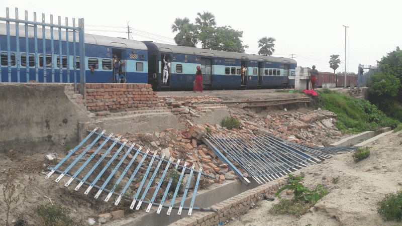 Security Guardrail is broken in IRCTC Ayodhya Junction railway station