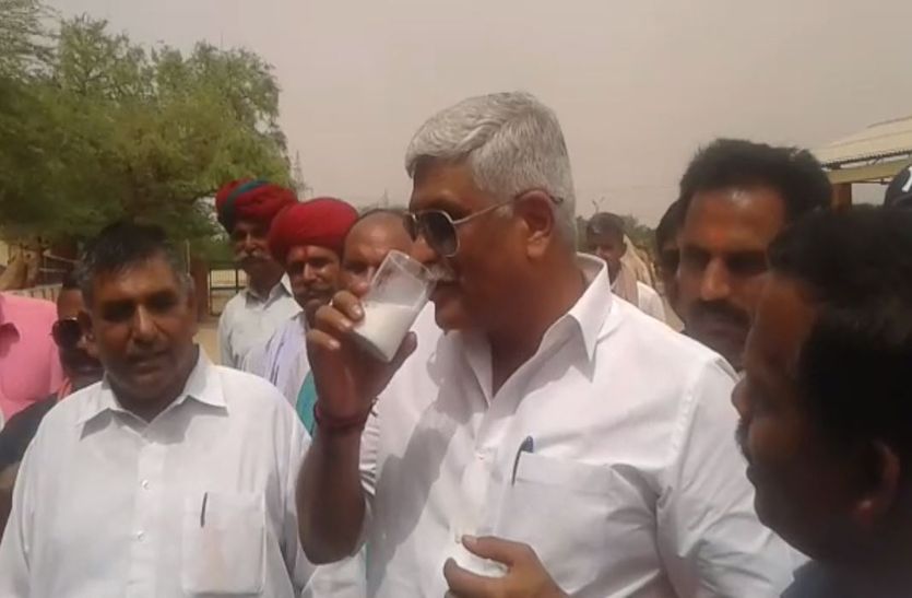 Minister Gajendra Singh Shekhawat Drinks Camel's milk