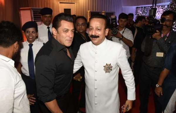 bollywood celebrities at baba siddique ramdan iftaar party photos