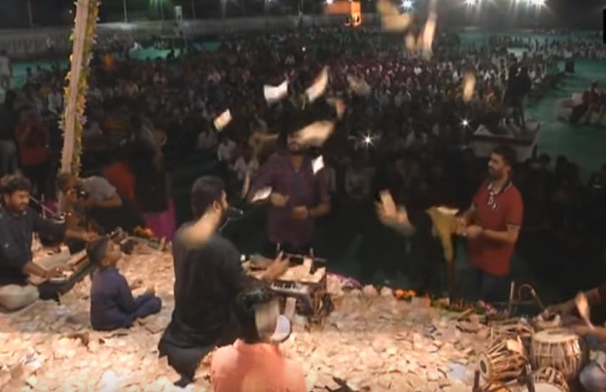 Video: नोटों में नहाए भजन गायक, करोड़ों की हुई बारिश