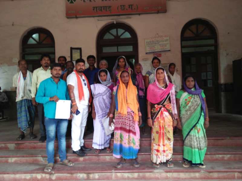 पानी की सुविधा देने बोर पंप तो लगाया, पर नहीं दिया बिजली कनेक्शन, आक्रोशित लोगों ने आयुक्त को सौंपा ज्ञापन