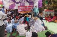 धरना प्रदर्शन कर कर्मचारियों ने भरी हुंकार, संविदा प्रथा बंद कर दैवेभो कर्मचारियों को नियमित करने लगाया नारा