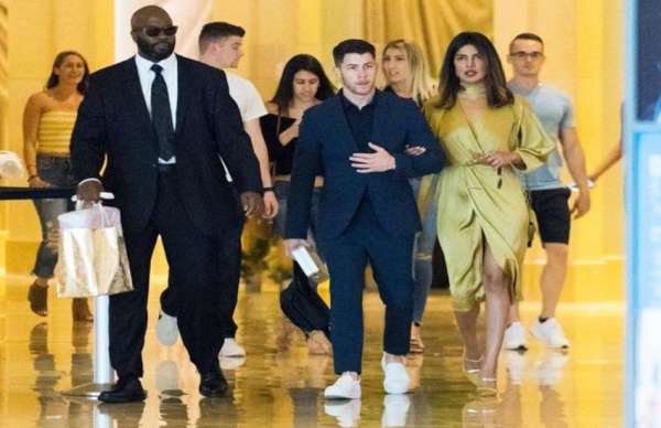 PICS: 10 साल छोटे ब्वॉयफ्रेंड निक जोन्स के भाई की शादी में पहुंची प्रियंका चोपड़ा, शादी की तस्वीरें हो रही हैं वायरल